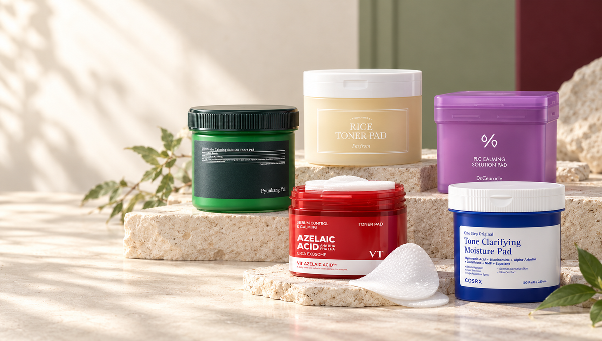 Koreaanse toner pads in een premium editorial compositie